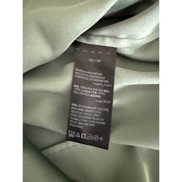 WHBM Women's Green Satin V-neck button-up Shirt Blouse Top XS Holiday Glam Xmas - Picture 4 of 7